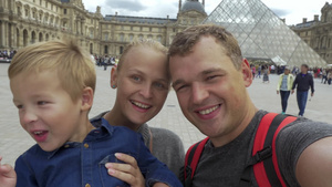 快乐的游客家庭在巴黎卢浮宫博物馆附近拍摄自拍视频13秒视频
