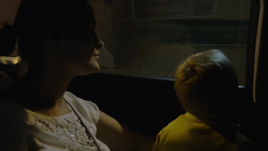男孩和母亲坐在穿过隧道的车里34秒视频