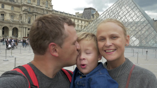 在欧洲法国巴黎参观卢浮宫博物馆的一家人在自拍[参观团]视频