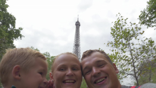 父母和儿子在埃菲尔铁塔的背景下自拍视频