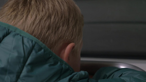 一个孩子从移动地下火车的窗户看的特写镜头6秒视频
