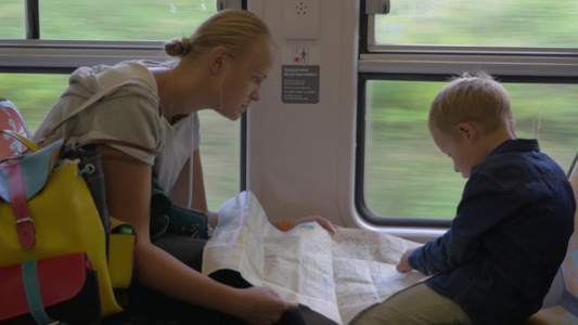 年轻女子和小男孩乘火车去旅行视频