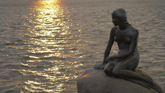 丹麦哥本哈根小美人鱼铜像[青铜像]视频
