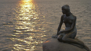 丹麦哥本哈根小美人鱼铜像21秒视频