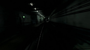 地铁列车在黑暗的隧道里行驶24秒视频