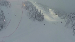 傍晚从空中拍摄的滑雪场地36秒视频