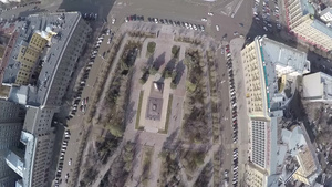 鸟瞰白天俄罗斯伏尔加格勒广场的建筑和路边的停车18秒视频