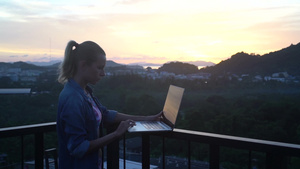 日落时使用笔记本电脑的女人7秒视频