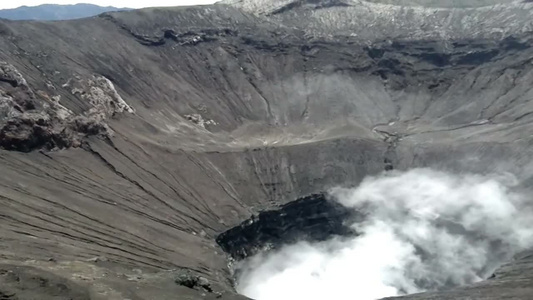 冒着浓烟的火山口视频