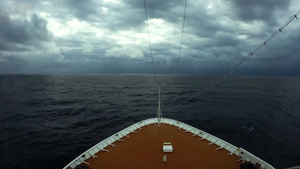 进入阿拉伯海尼洛法尔气旋的游轮29秒视频