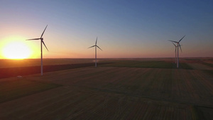 日落时风电场中大型风力涡轮机的鸟瞰图29秒视频