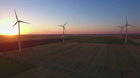 日落时大型风力涡轮机的美景视频