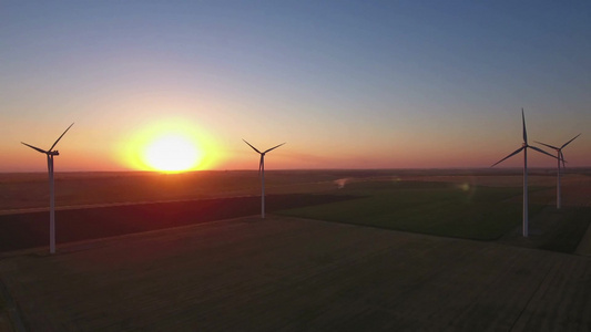 日落时的大型风力涡轮机视频