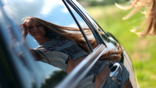 女孩在汽车的后侧窗户照镜子[正后方]视频
