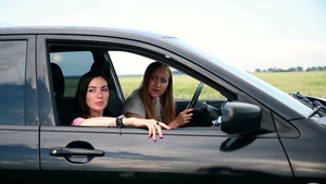 两个旅行的女人在夏天的农村停在路上看着美丽的风景14秒视频