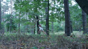 年轻女人在森林奔跑10秒视频