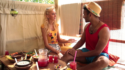 一对度假夫妇在海滩的树屋吃午饭时聊天视频