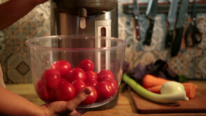 妇人在厨房煮汤之前先用沸水烫西红柿16秒视频