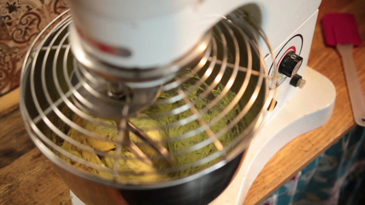 在碗里用搅拌机搅拌面团的近景视频