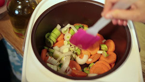 女性手部缓慢搅拌蔬菜烹饪煲汤22秒视频