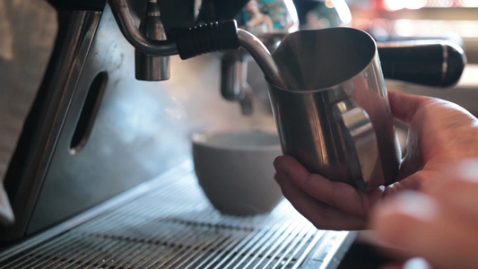咖啡师使用蒸汽压力咖啡机冲泡卡布奇诺咖啡视频