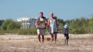 快乐的一家人去海滩野餐11秒视频
