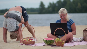 一家人在海滩上悠闲地玩耍49秒视频