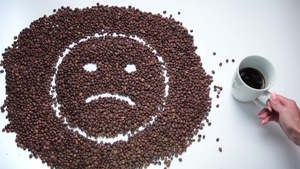 悲伤的表情由咖啡豆制成10秒视频