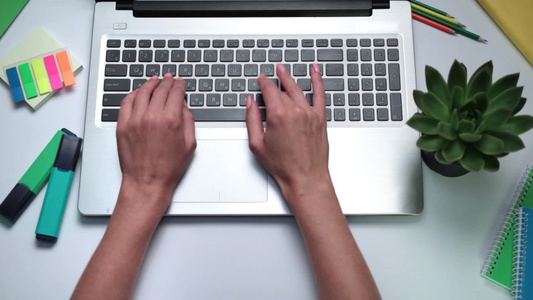 女性在笔记本电脑上打字[女同胞]视频