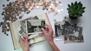 桌子上的旧照片明信片和古董硬币37秒视频