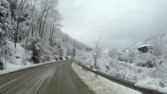 冬天雪山上有一条空旷的道路视频