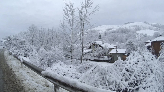 山上有一个白雪覆盖的村庄视频