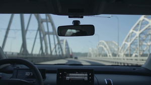 在城市的桥上开车13秒视频