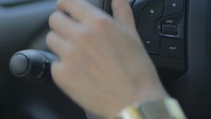 女司机手控制方向盘12秒视频