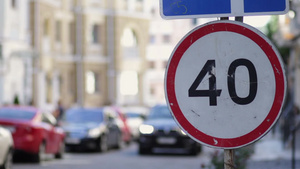 城市街道交通警示限速标志牌22秒视频