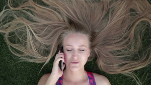 打电话的美女躺在草坪上21秒视频
