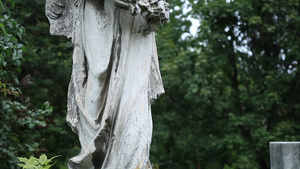 在古老的墓地旁古老的守护天使雕像15秒视频