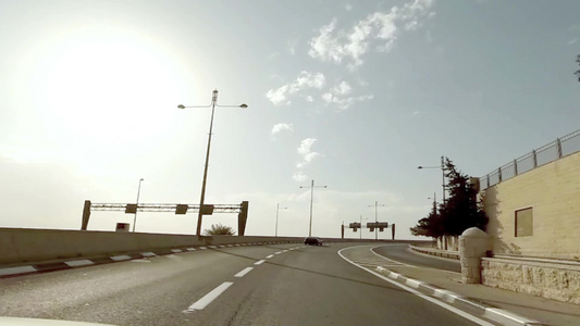 在以色列耶路撒冷的一条公路上行驶视频