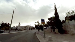 汽车行驶在耶路撒冷城市道路30秒视频