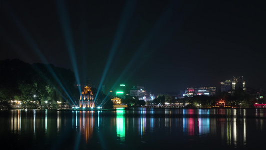 夜间河边景色的延时拍摄视频