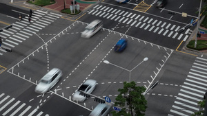 高度角度拍摄在韩国首尔繁忙的十字路口交通景象20秒视频