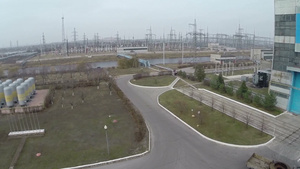 秋季靠近河边电气站高压塔的工业区景观16秒视频