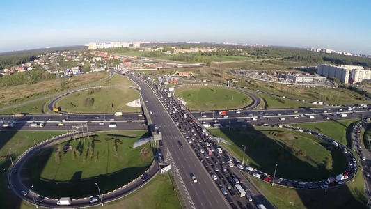 高速公路上城市全景交通鸟瞰图视频