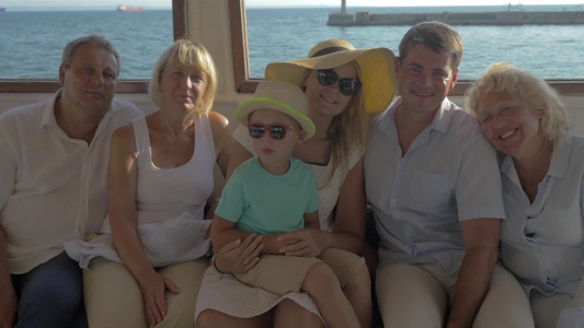 在船上的幸福的家庭旅行记忆照片视频