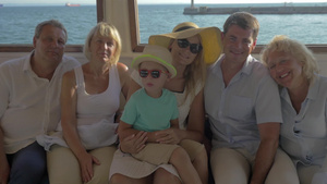 在船上的幸福的家庭旅行记忆照片6秒视频