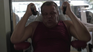 成年人在健身房进行腹肌锻炼31秒视频