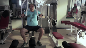 在健身房的健身的中年男性14秒视频