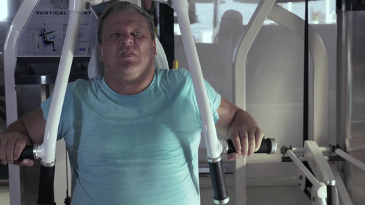 在健身房健身的中年男性视频