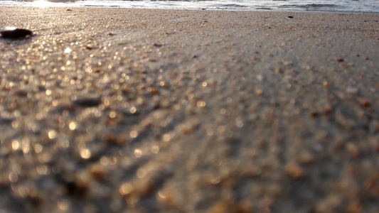 海浪渐渐地拍向沙滩视频