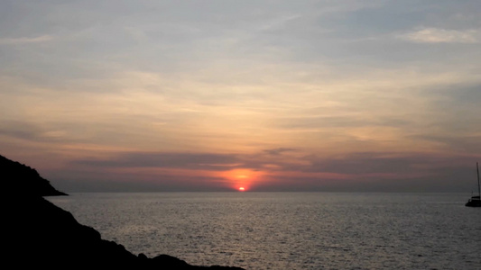 海上和山上的日落[黄昏时候]视频